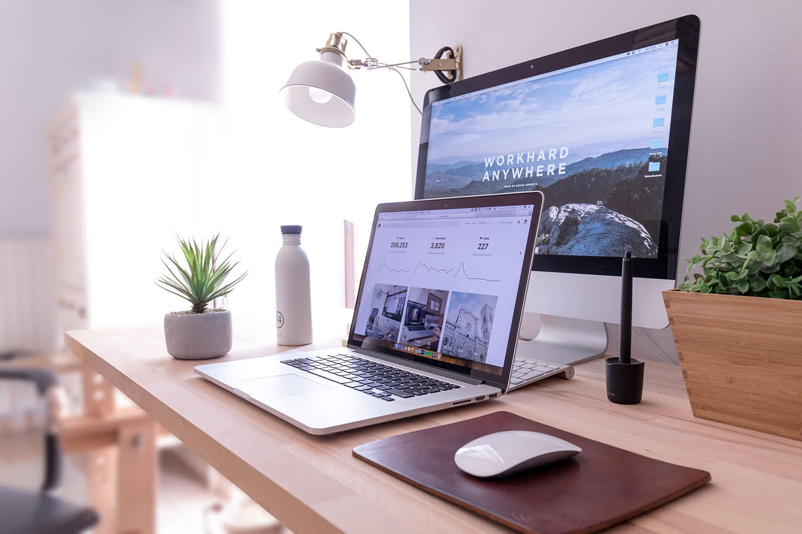 Ecran d'ordinateurs sur bureau